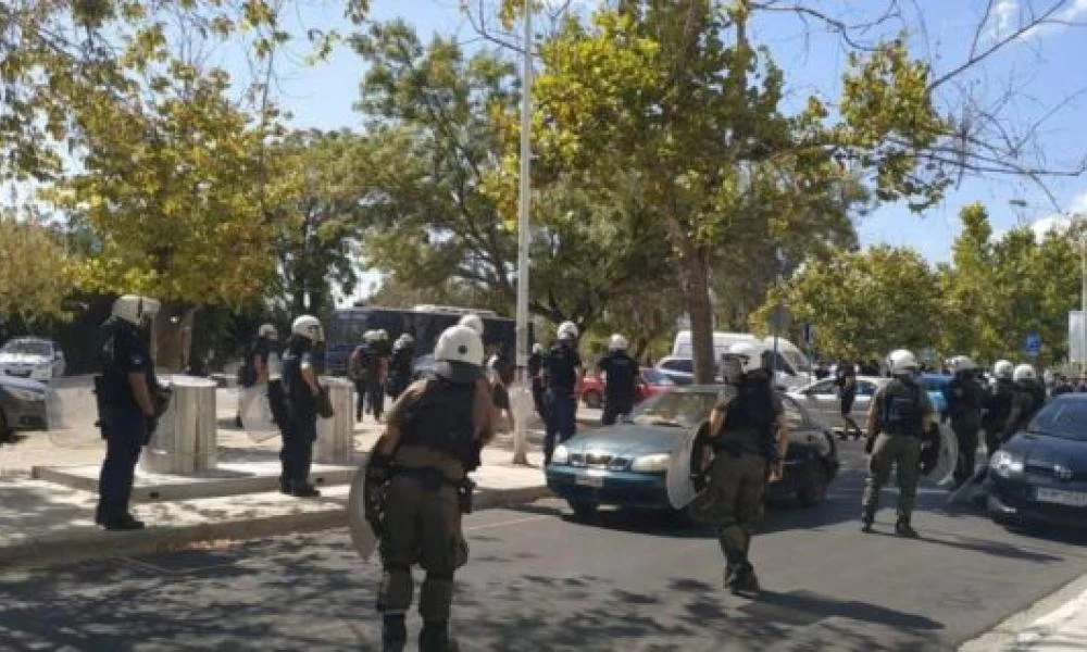 «Αστακός» ο Βόλος λίγο πριν την έναρξη του ποδοσφαιρικού αγώνα ΑΕΚ-Ολυμπιακός